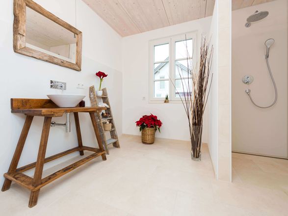 Bagno moderno con piastrelle in Cleopatra Light e mobili in legno