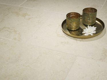 Piastrelle Royal Beige in pietra calcarea con lanterne e vassoio Gold
