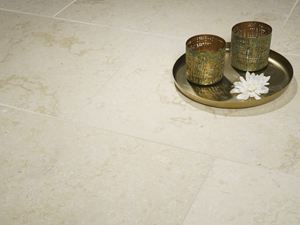 Piastrelle Royal Beige in pietra calcarea con lanterne e vassoio Gold