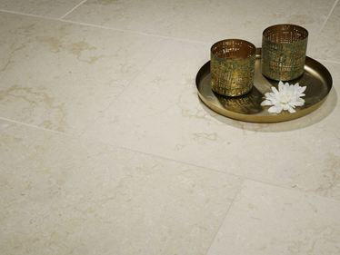Piastrelle in pietra calcarea Royal Beige con lanterne e vassoio d'oro_scuro