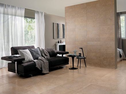 Zona giorno con piastrelle in gres porcellanato Italian Beige a parete e a pavimento
