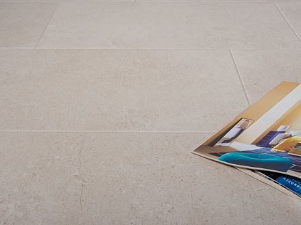 Piastrelle effetto pietra Sevilla Cream con decorazione