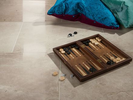 Piastrelle in marmo lucido Royal Cream con backgammon e 2 cuscini