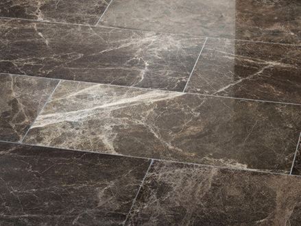Piastrelle di marmo scuro con venature bianche e fughe strette