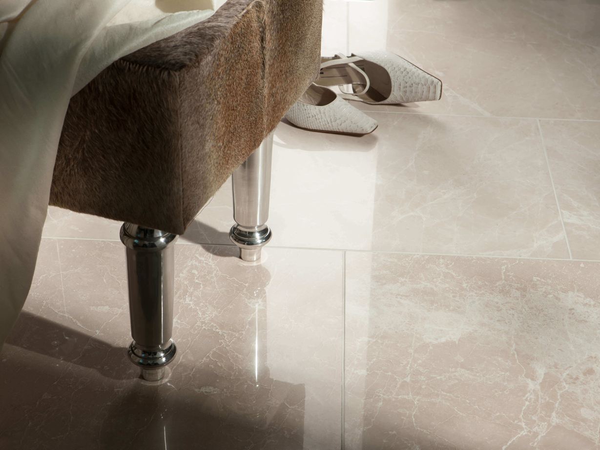 Una pietra naturale dai motivi affascinanti: le piastrelle in marmo Burdur Cream Piastrelle in marmo Burdur Cream con uno sgabello e un paio di scarpe