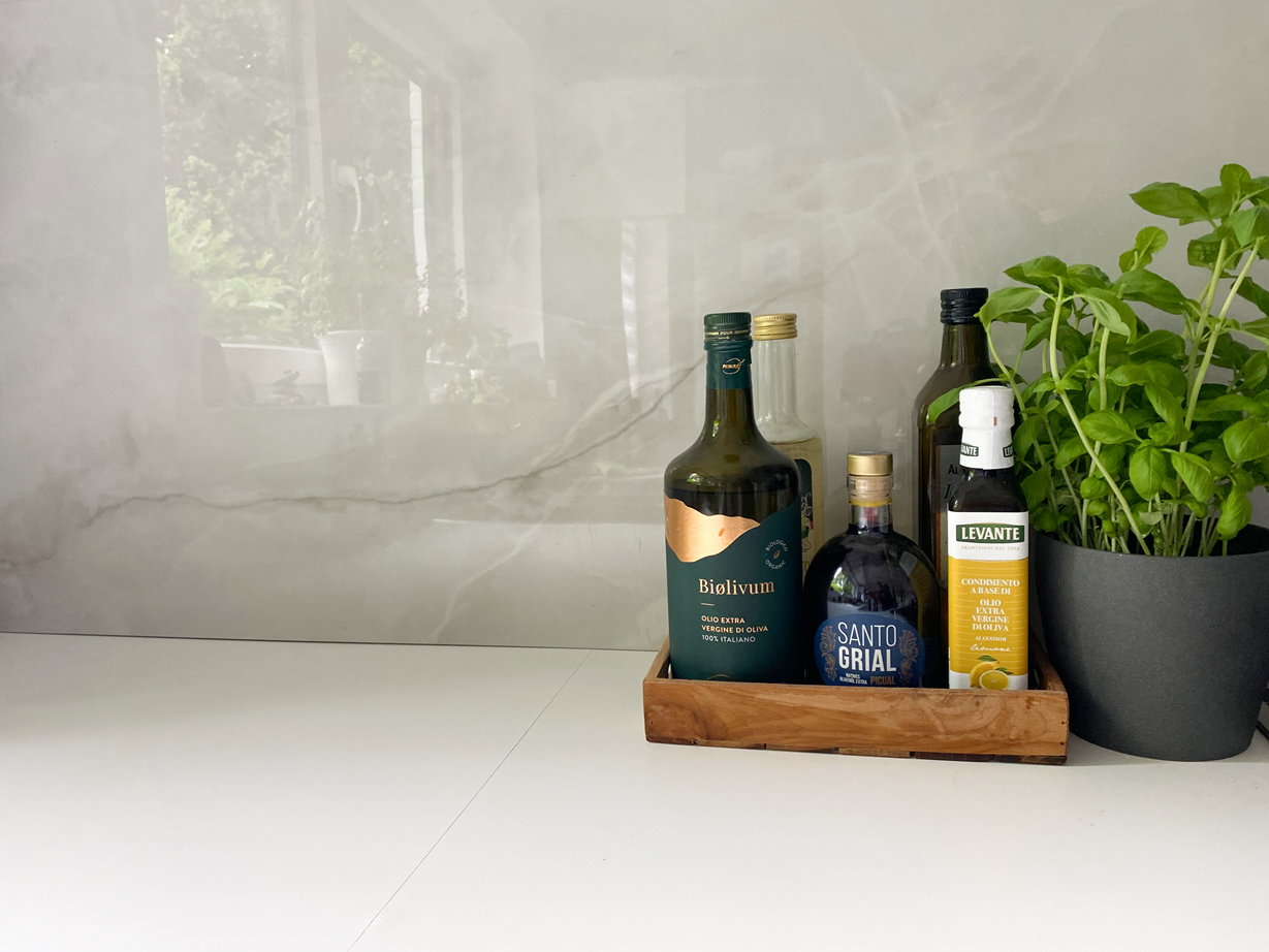 La piastrella effetto marmo Perla Crema: rivestimenti da sogno Perla Crema, piastrella effetto marmo, come rivestimento con decorazione