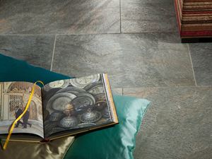 Libro e cuscino su piastrella di quarzite Deoli Green posata a secco