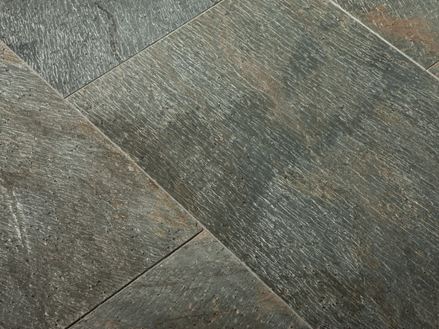 Installazione di piastrelle in quarzite Deoli Green con superficie finemente levigata