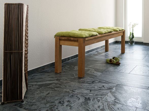 Panchina su piastrelle in quarzite Silver Grey in una zona d'ingresso