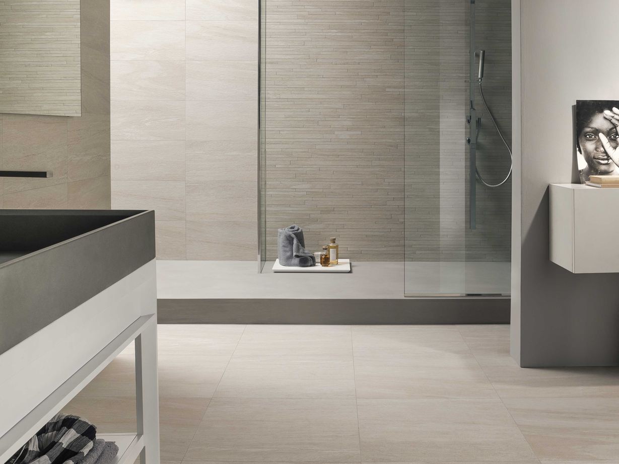 Un pavimento dai colori tenui ed eleganti Bagno con piastrelle in gres porcellanato Mountain Beige
