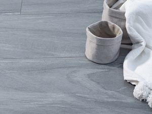 Piastrelle grigie effetto pietra con decorazione