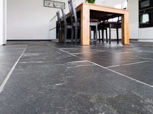 Galleria 1_Prospettiva a rana su pavimento in ardesia - Black Rustic - js