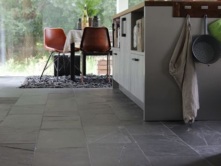 Foto cliente Black Rustic in cucina con sedia a scodella