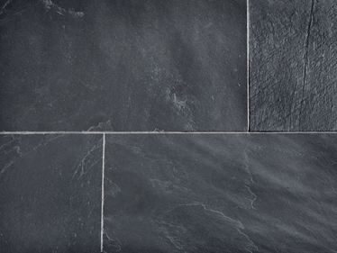 Primo piano di piastrelle di ardesia posate con fughe chiare