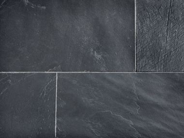 Primo piano di piastrelle di ardesia posate con fughe chiare