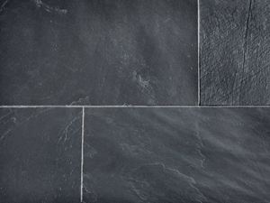 Primo piano di piastrelle di ardesia posate con fughe chiare