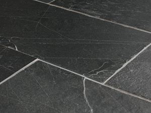 Primo piano dell'ardesia naturale posata in antracite con giunto bianco