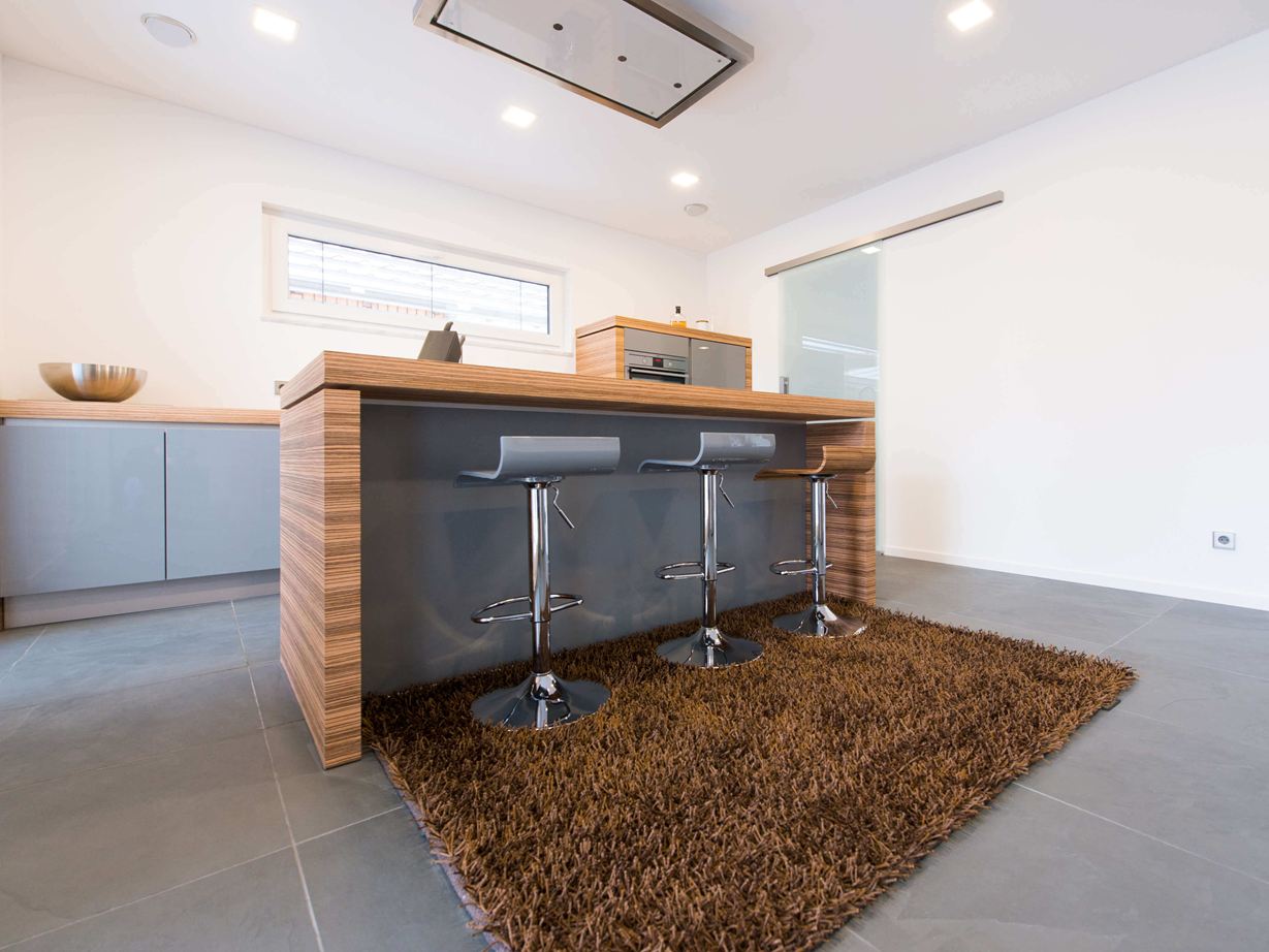 Bello con i toni caldi del marrone e del legno Piastrelle Grey Slate in una cucina moderna