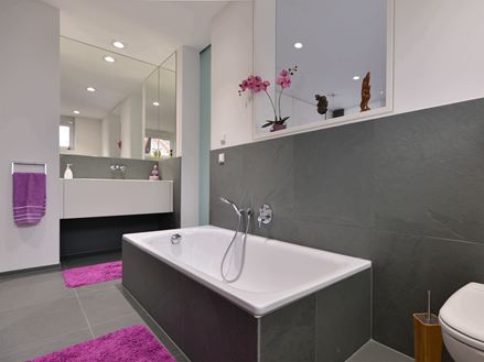 Bagno con pavimento in ardesia Grey Slate, rivestimento delle pareti e rivestimento della vasca da bagno