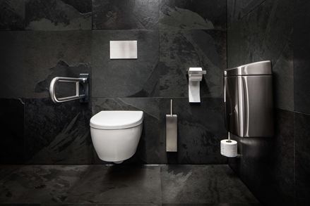 Bagno con piastrelle in ardesia Mustang