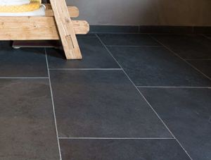 Gale1_Bagno-rustico-con-pavimento-in-pietra-naturale-ardesia-Mustang-js