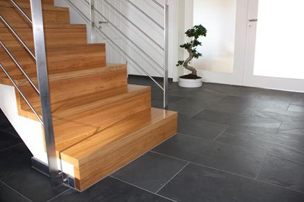 Piastrelle in ardesia Mustang su una scala in legno