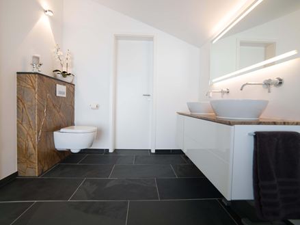 Piastrelle in ardesia Mustang in un bagno moderno