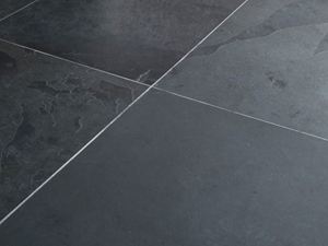 Primo piano delle fughe chiare tra le singole Piastrelle di ardesia