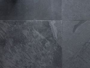 Primo piano di piastrelle in ardesia color antracite scuro