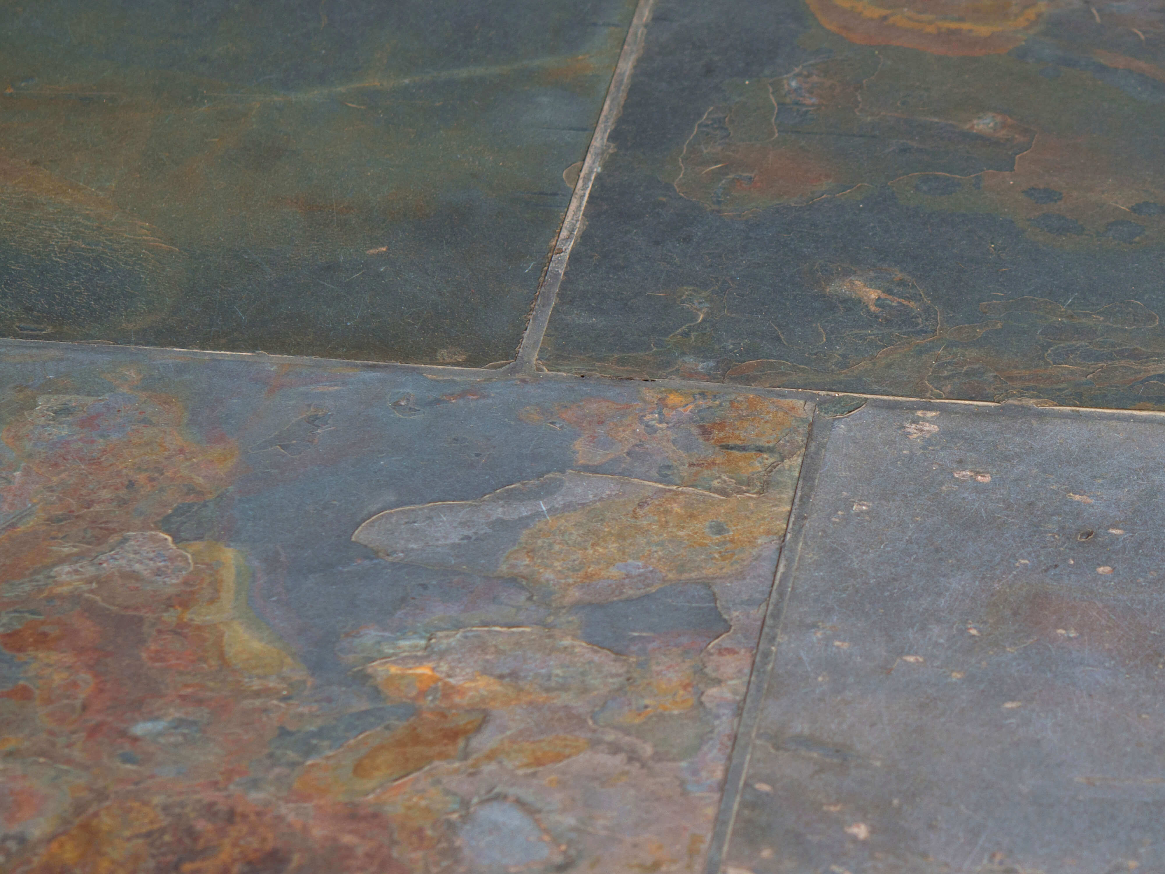 Dettaglio: Primo piano delle piastrelle in ardesia Peacock