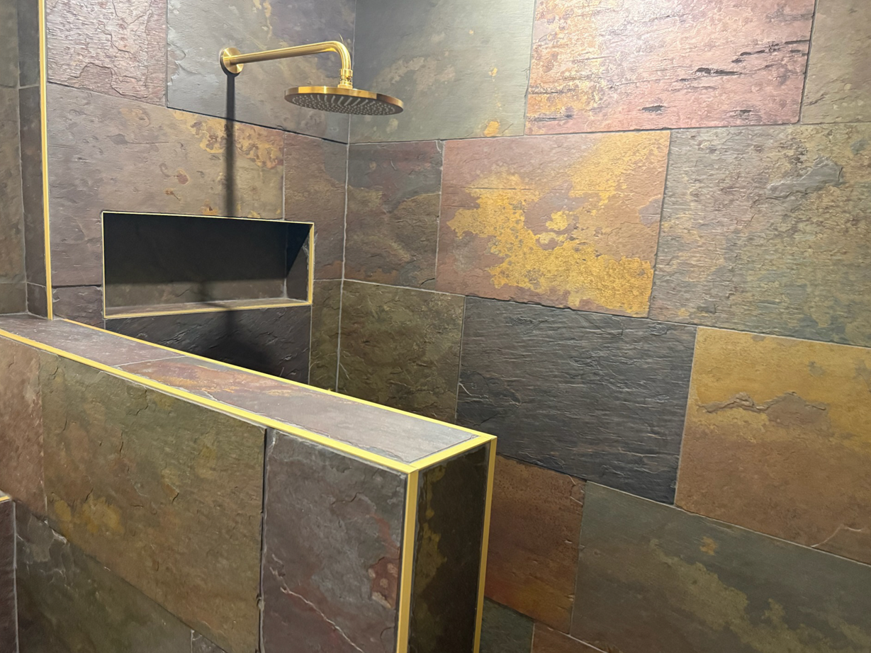 Combinato con elementi in Gold: Un effetto particolarmente elegante. Foto del cliente Pavone_Urbano_Beige_Bagno_doccia_Oro