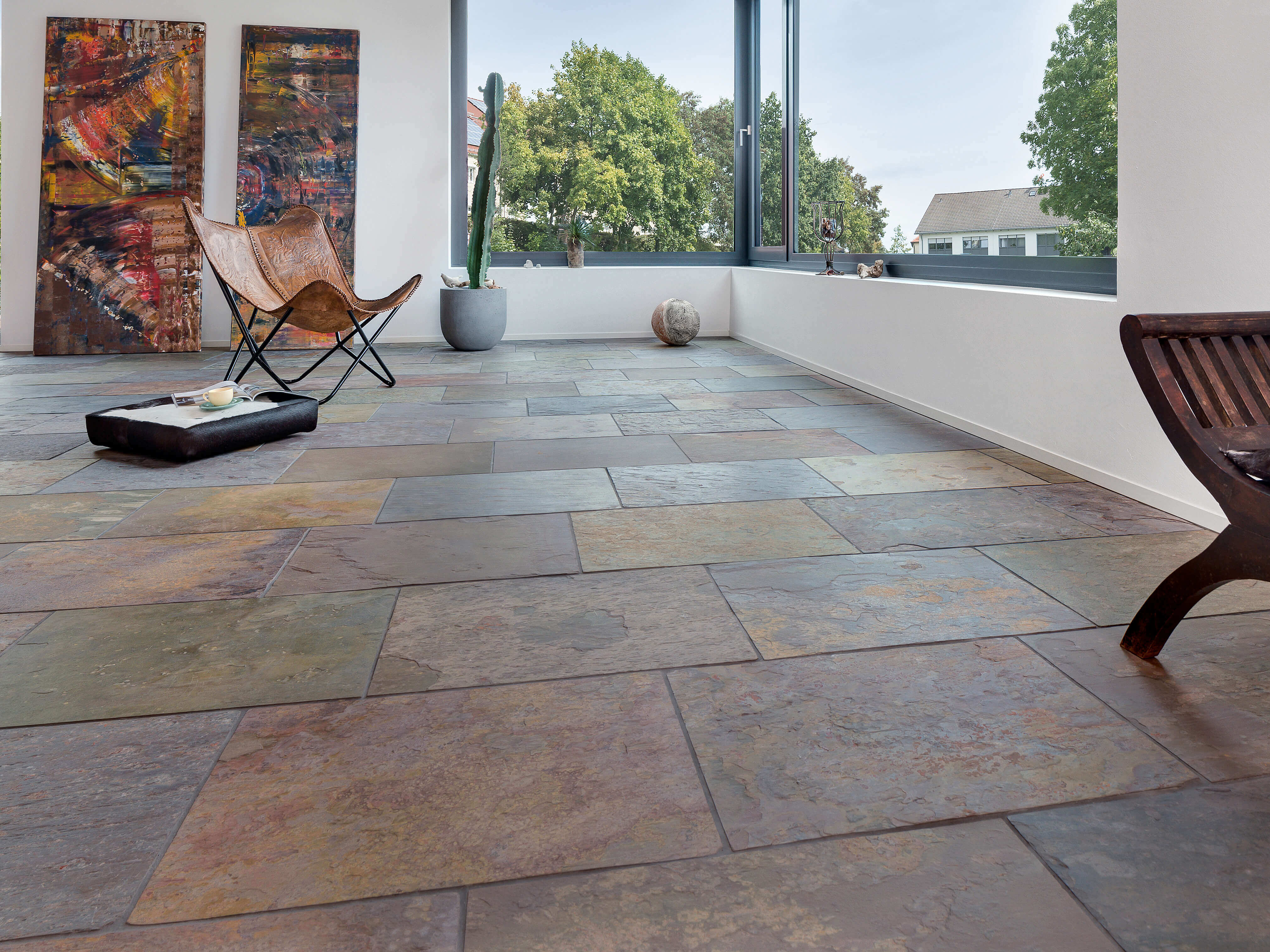 Soggiorno con piastrelle in ardesia multicolore Peacock e quadri moderni