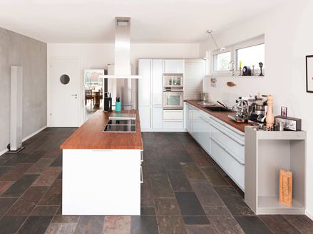 Piastrelle in ardesia color pavone in una cucina ultramoderna