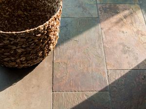 Piastrelle in ardesia, primo piano con cesto di vimini