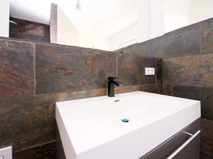 Piastrelle in ardesia di pavone posate dietro un lavabo