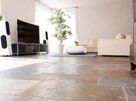 Piastrelle in ardesia di pavone posate in soggiorno, prospettiva della rana