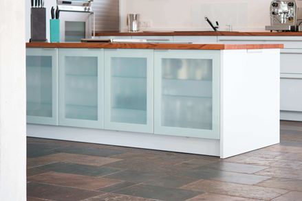 Piastrelle in ardesia di pavone in una cucina con isola di cottura