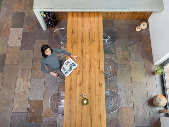 Vista a volo d'uccello della moderna zona pranzo con piastrelle in ardesia colorata