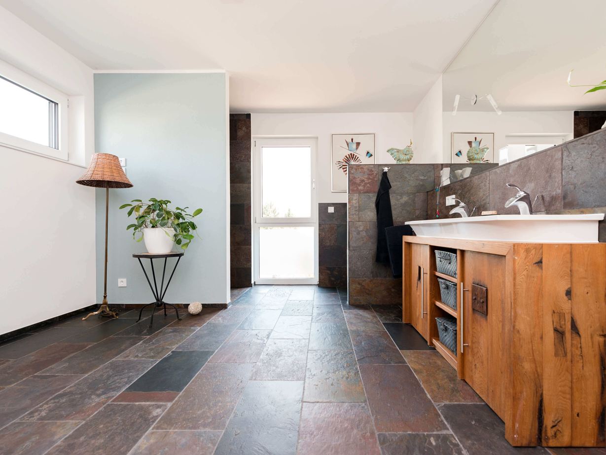 Peacock Multicolor piastrella in ardesia con superficie a spacco nel bagno