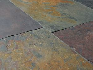 Primo piano di piastrelle in ardesia Pavone smussate