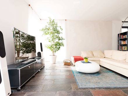 Peacock Multicolor piastrella in ardesia con superficie a spacco nel soggiorno