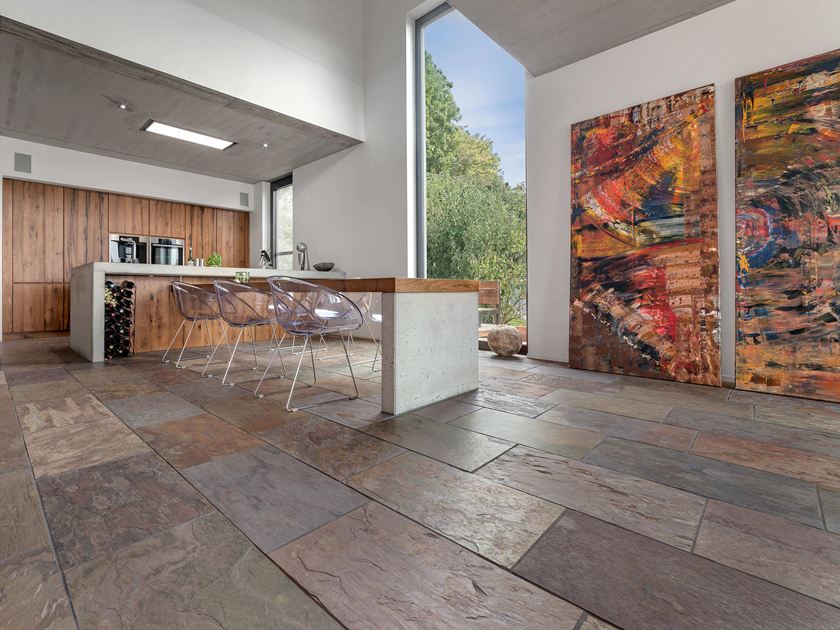 Peacock Multicolor piastrelle in ardesia in un moderno appartamento loft