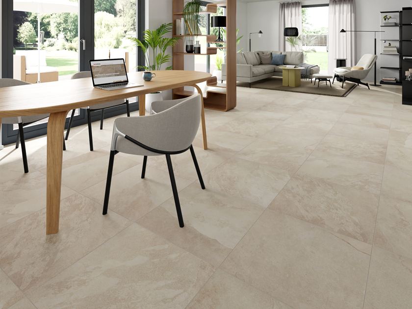 Piastrelle in gres porcellanato Alpine Beige in soggiorno con sedie e tavolo