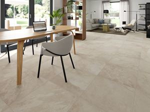 Piastrelle in gres porcellanato Alpine Beige in soggiorno con sedie e tavolo