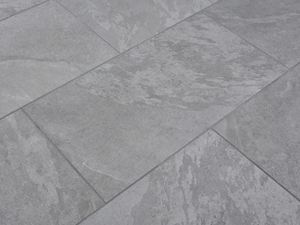 Eleganti ardesie grigie e caratteristiche Piastrelle effetto ardesia Alpine Grey, vista in diagonale