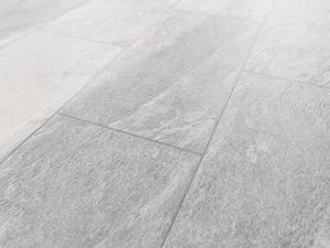 Piastrelle in gres porcellanato Alpine Grey look ardesia da vicino