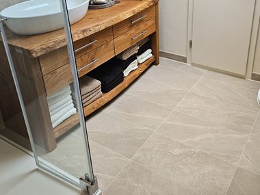 Attraente e facile da pulire: l'aspetto dell'ardesia Canyon Gold nel bagno. Foto del cliente BAdezimmerboden Canyon Gold