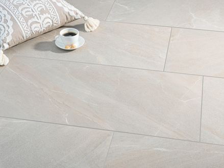 Piastrelle effetto ardesia Canyon Gold con tazza da caffè e cuscino