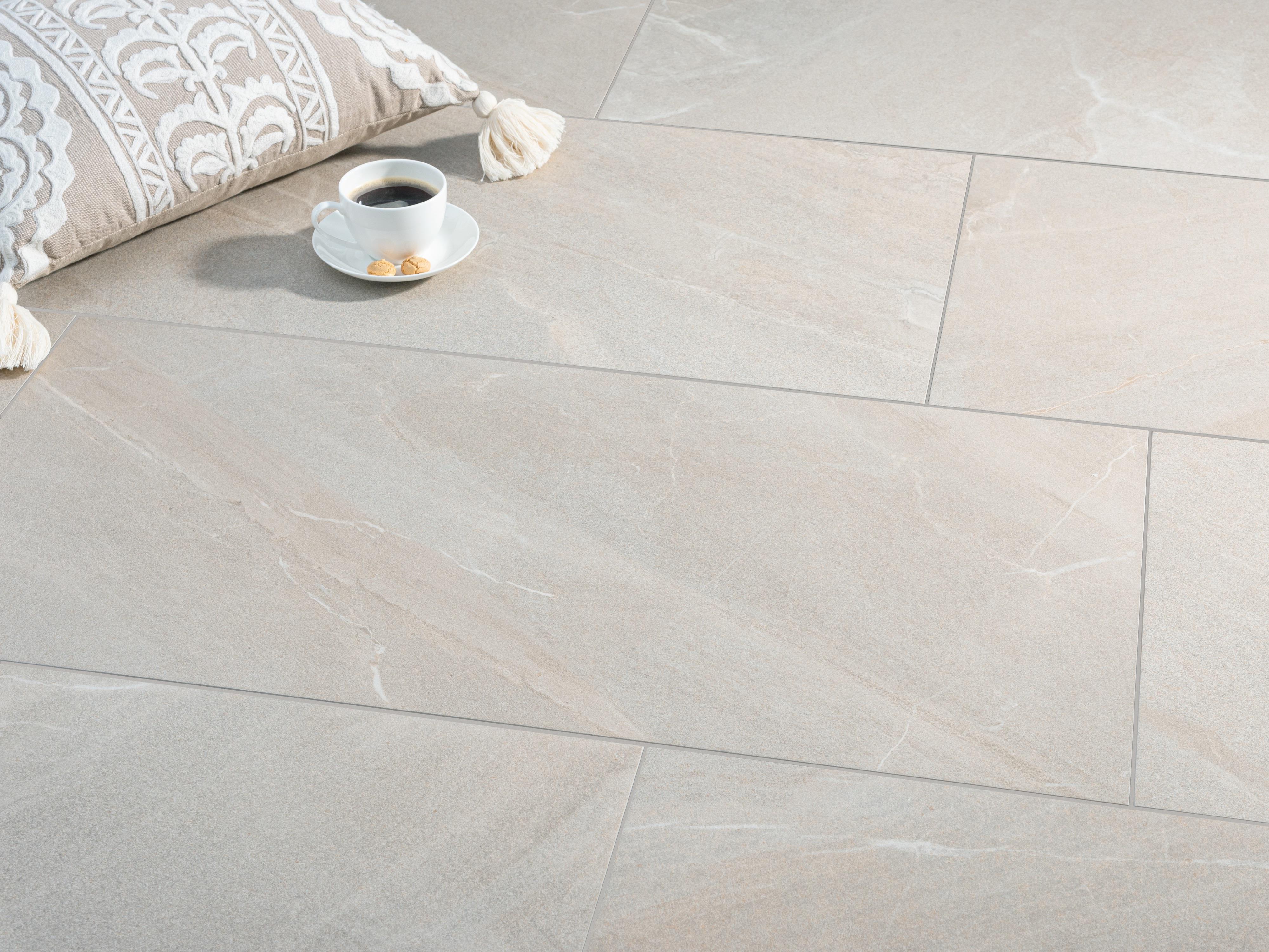 Piastrelle effetto ardesia Canyon Gold con tazza da caffè e cuscino