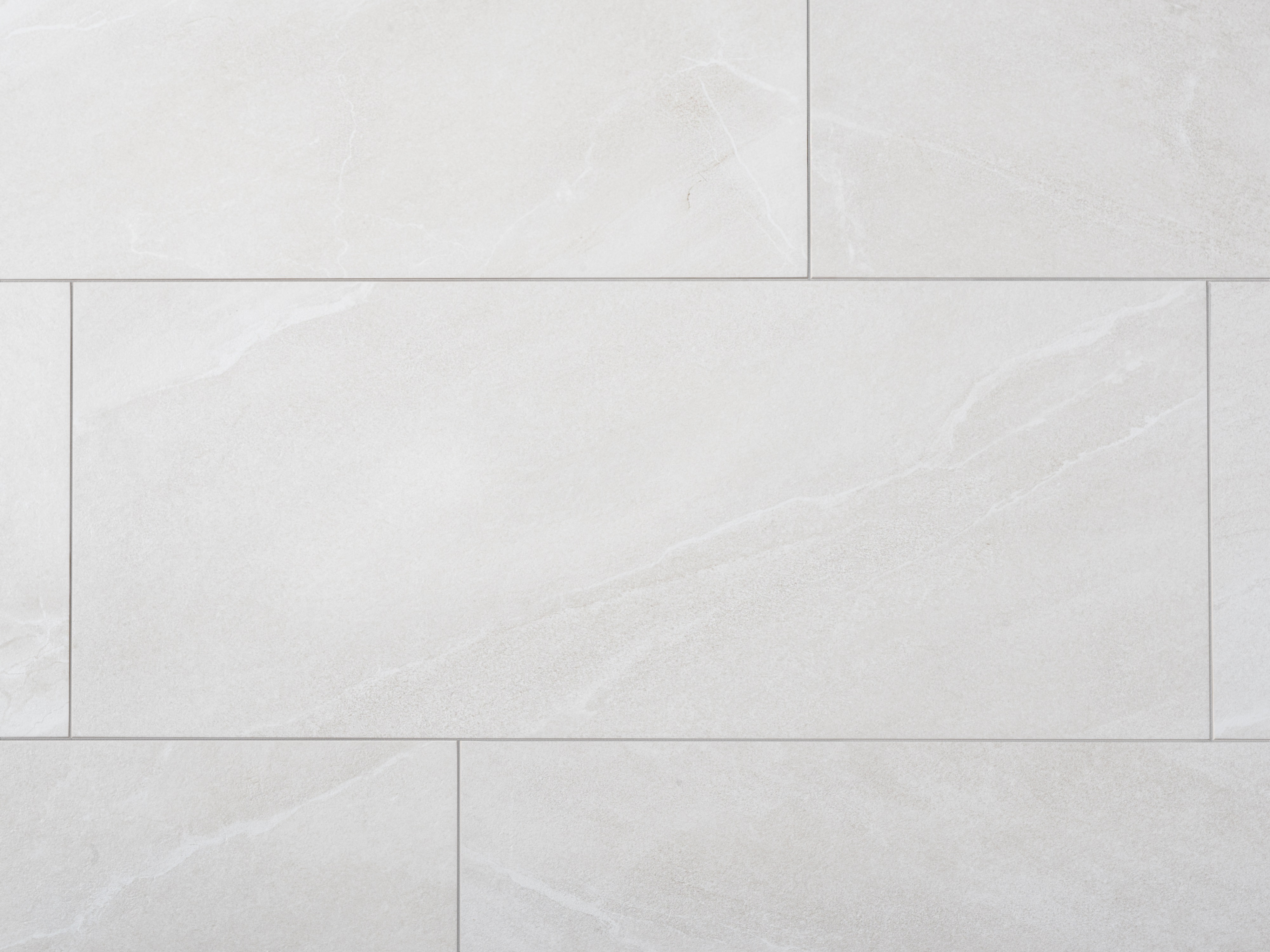 Primo piano di piastrelle in gres porcellanato effetto ardesia grigio chiaro con fughe strette